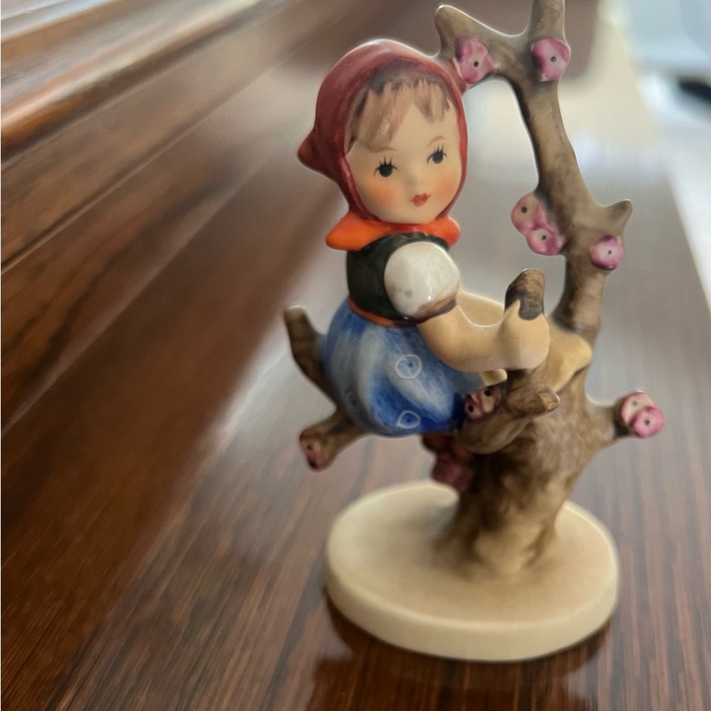 Hummel Figurine - Apple Tree Girl - Viintage
